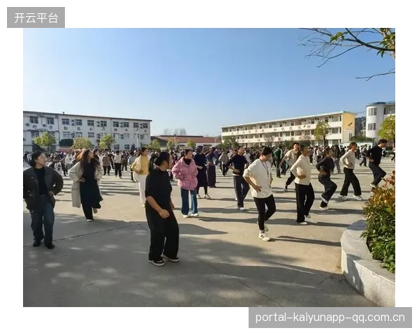 城市障碍跑连续闪避动作极其流畅——用一双鞋解锁街头舞步般的节拍